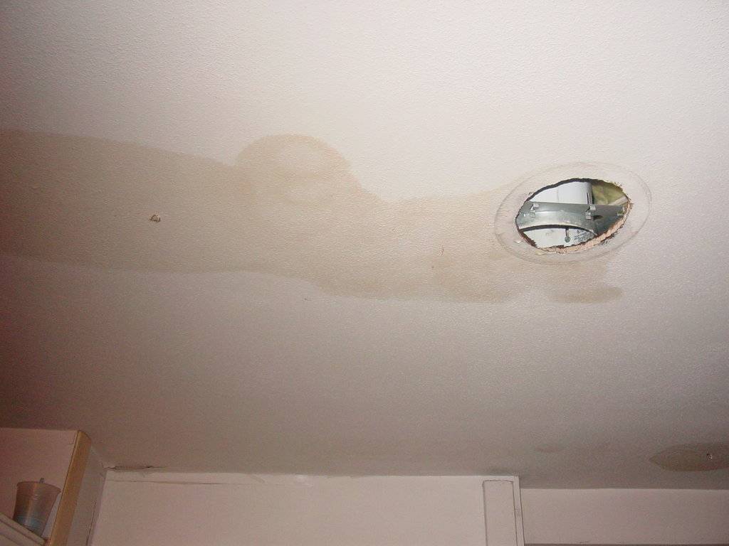 Почему течет потолок в ванной, когда соседи активно пользуются водой
