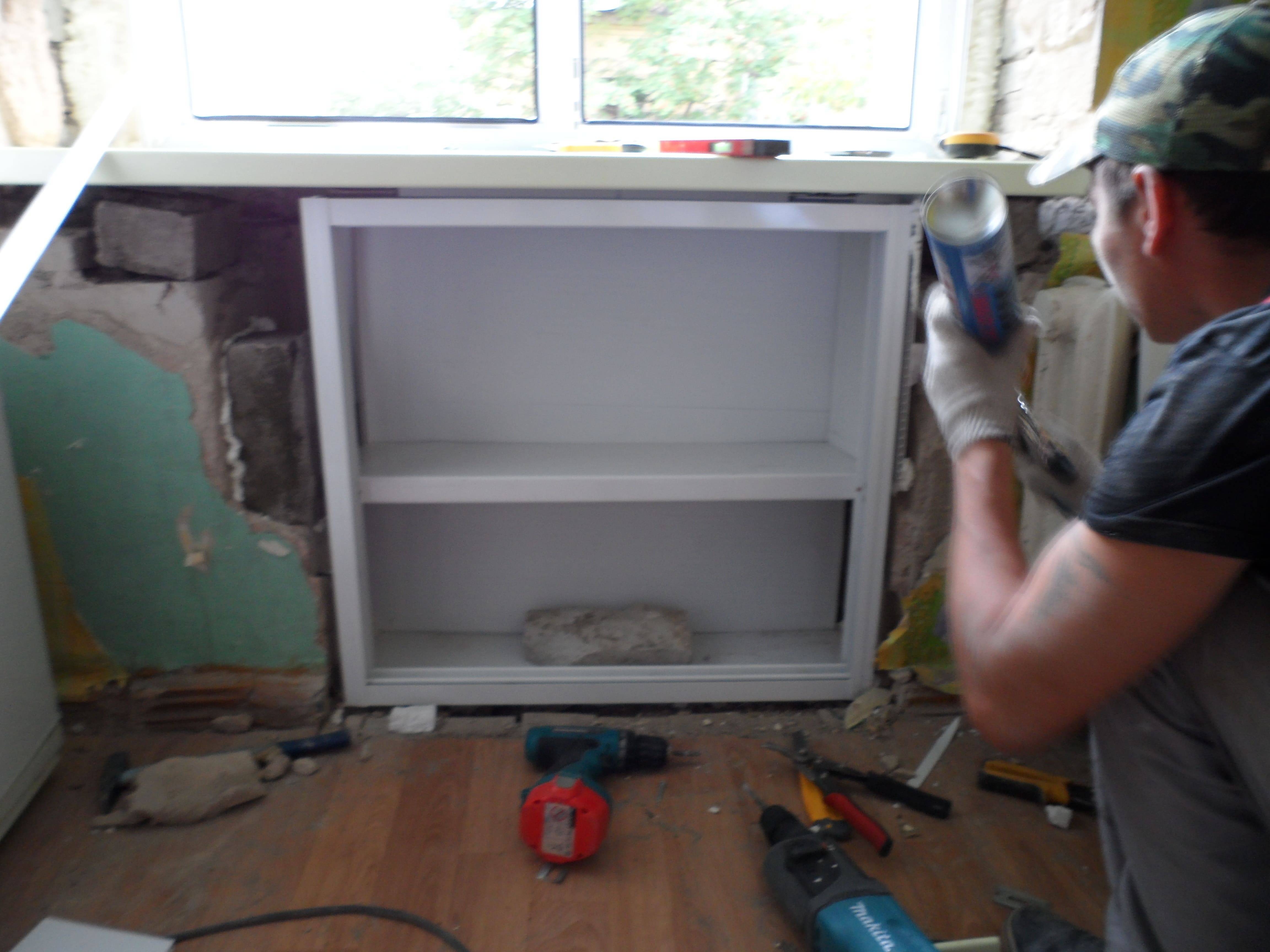 Шкаф под подоконником на кухне: реставрация старого хрущевского холодильника, как сделать шкафчик