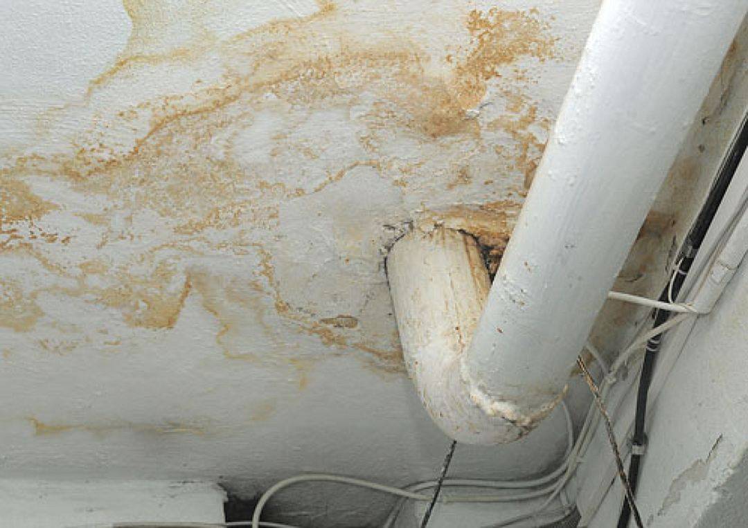 Причины появления мокрых пятен с ржавчиной на потолке