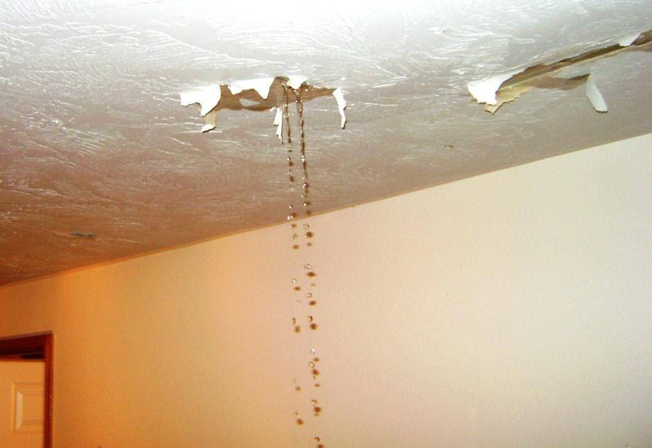 Натяжной потолок: что делать, если затопили соседи сверху