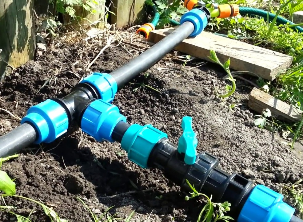 Пластиковые трубы для полива огорода на даче