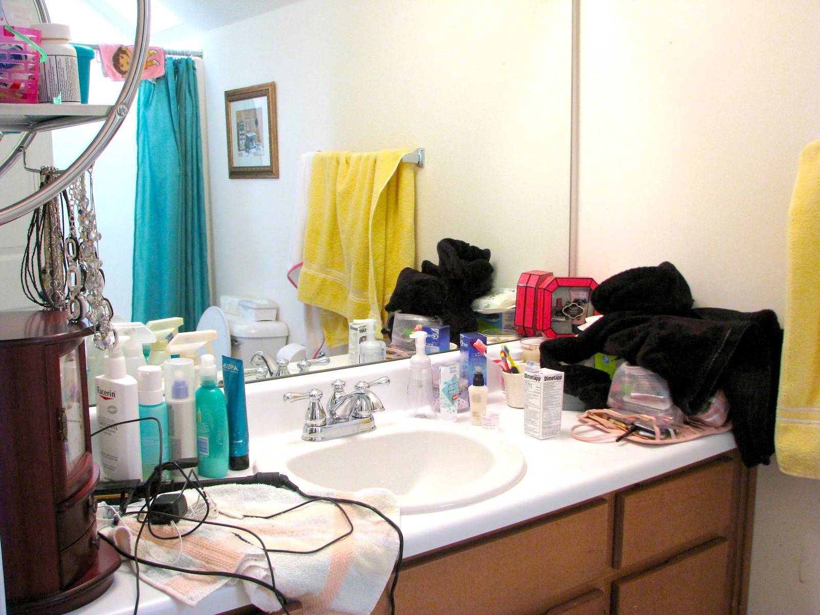 Трусы на батарее, грязная шторка и еще 7 вещей в ванной комнате, которые делают ее неряшливой и неуютной