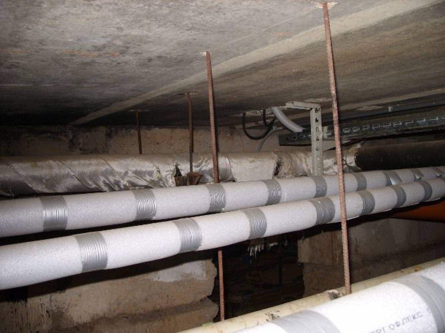 Как утеплить трубы водопровода: на улице, в частном доме, в подвале, от замерзания, своими руками (фото)