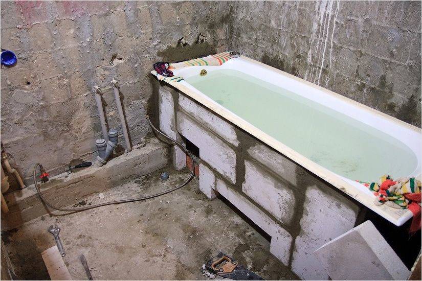Установка ванны своими руками – варианты монтажа ванны из разных материалов