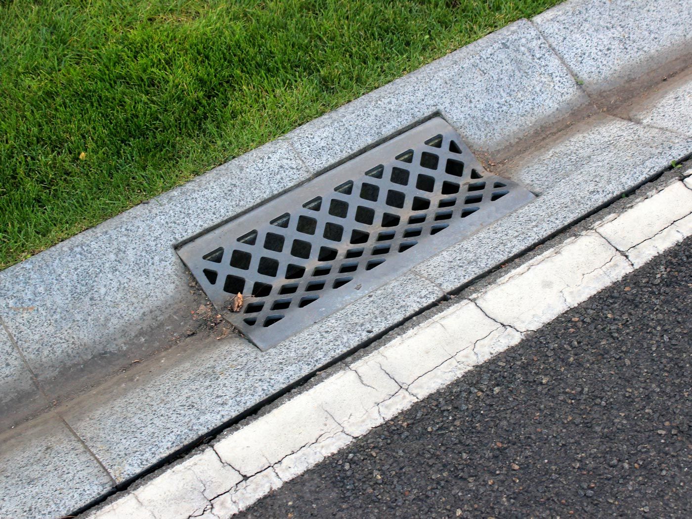 Ливневые (дождевые) лотки бетонные для канализации: жби, с решеткой