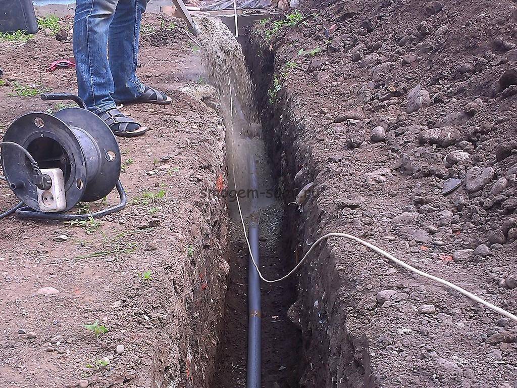 Глубина укладки водопроводных труб под землей в частном доме