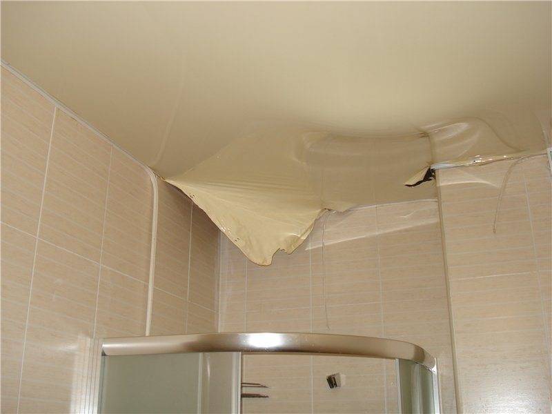 Почему течёт потолок в ванной